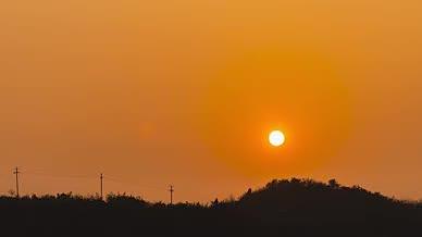 4k实拍山间自然风光日落夕阳自然风景视频的预览图